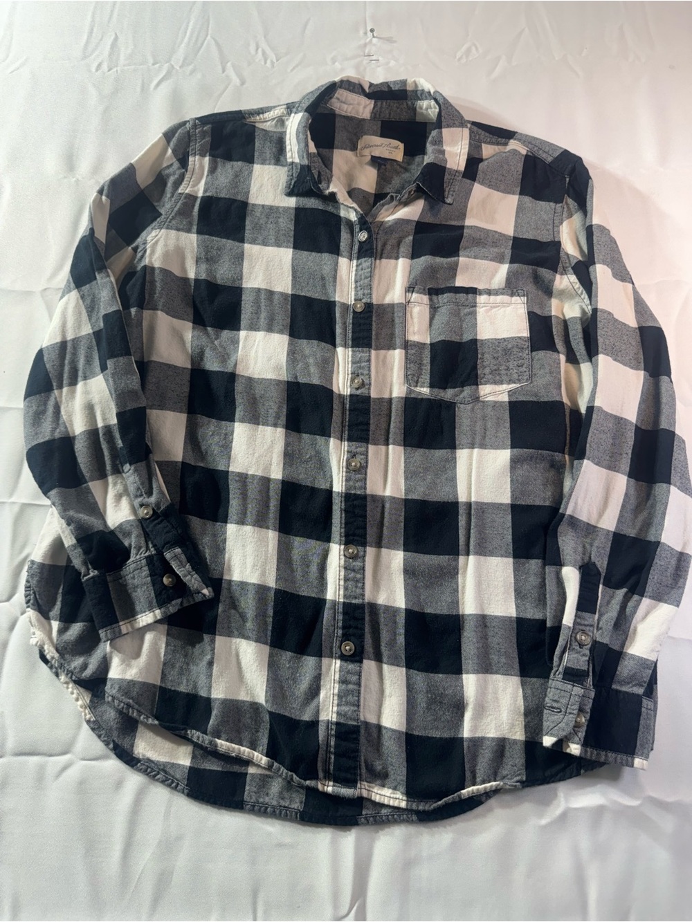 Universal Thread Medium Black and White Buffalo Plaid Button-Down Shirt